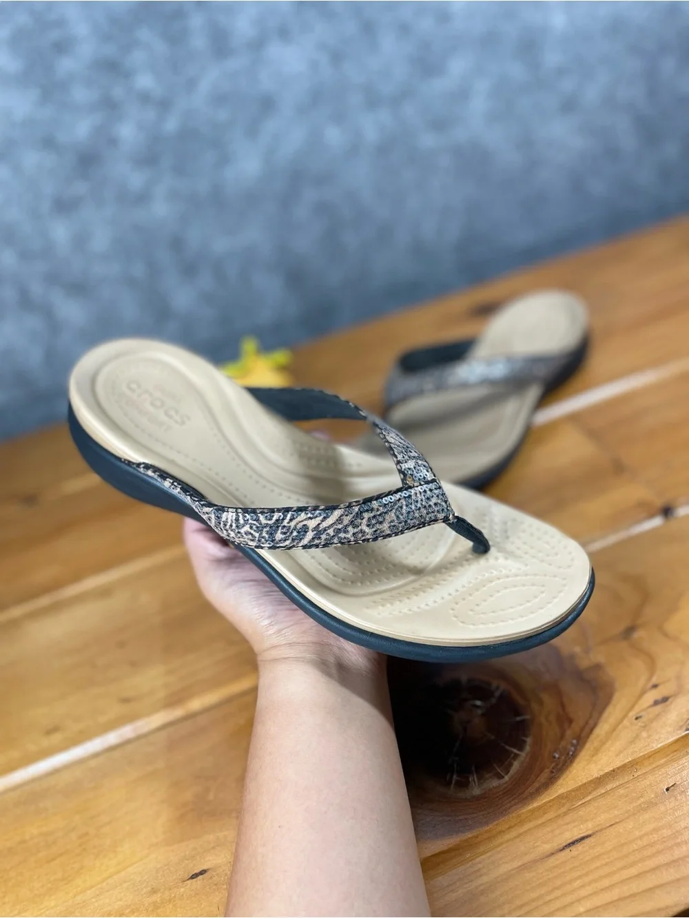 Crocs Capri V Sequin Flip Flops Womens Size 10 Black Tan Animal Print Sandals